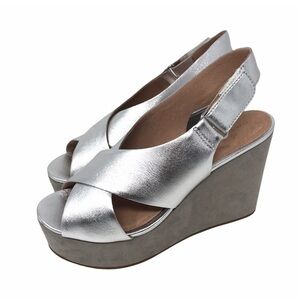 Caslon size 9.5 Kenley Metallic Silver Wedge
